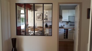 Private kitchen - Magnificent contemporary Basque house with pisicine in a green setting (Ustaritz)