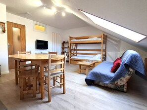 Room - Renovated studio cabin near slopes, 4 pers. (Bolquère-Pyrénées 2000)
