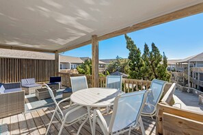 Outdoor dining - Dee by the Sea: Outdoor Shower | Decks (Corolla)