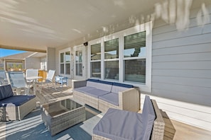 Outdoor dining - Dee by the Sea: Outdoor Shower | Decks (Corolla)
