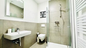 Een douche, milieuvriendelijke toiletartikelen, een haardroger