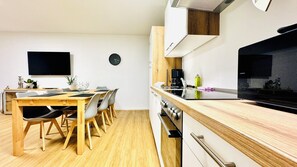 Geladeira, micro-ondas, fogão, cooktop