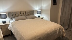 2 bedrooms, iron/ironing board, Internet, bed sheets - Quiet Ground-Floor Apartment | Heathrow, Windsor & London at Your Doorstep (Slough)