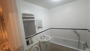 Shower, hair dryer, towels, soap - Quiet Ground-Floor Apartment | Heathrow, Windsor & London at Your Doorstep (Slough)
