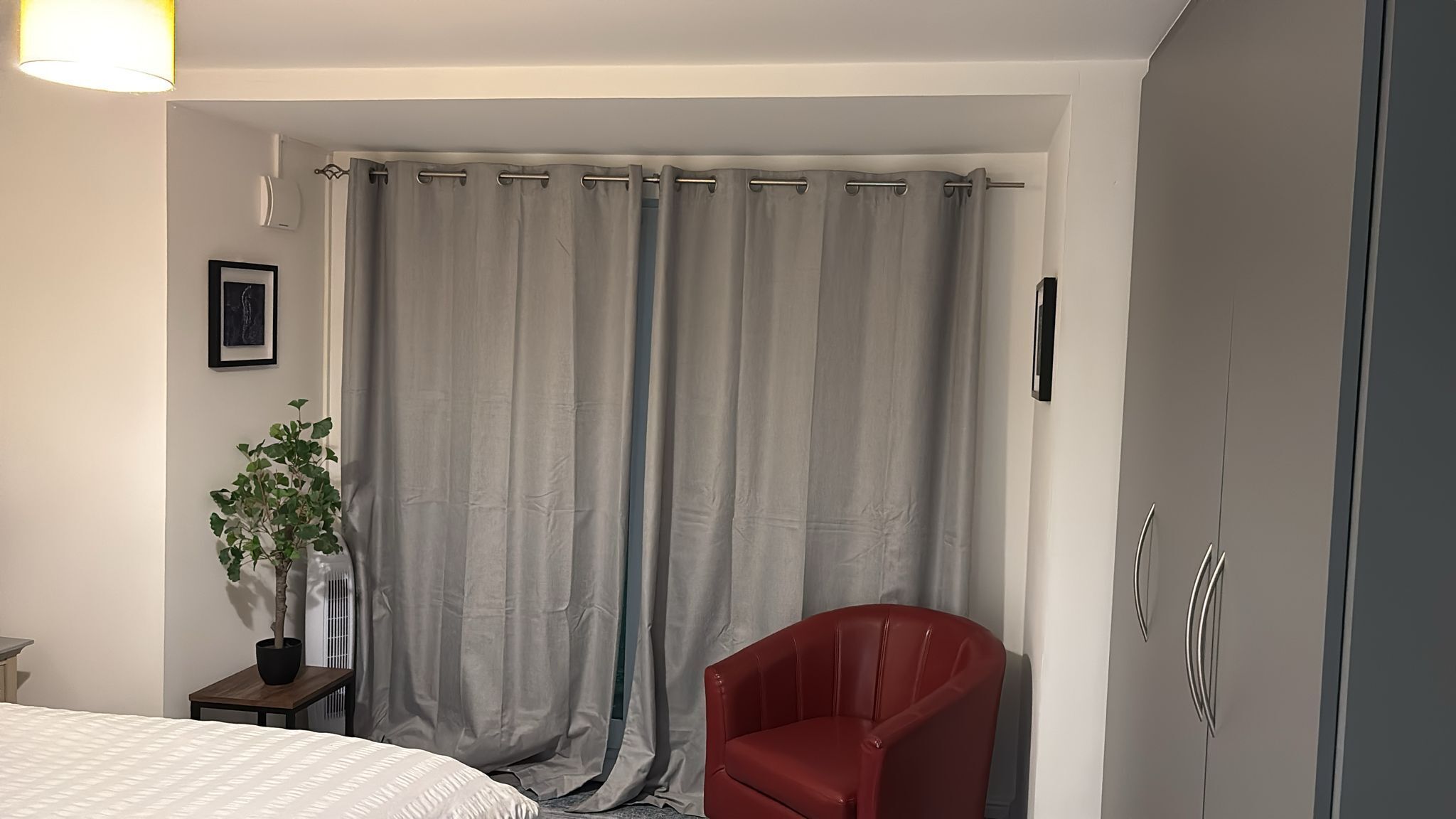 2 bedrooms, iron/ironing board, internet, bed sheets