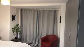 2 bedrooms, iron/ironing board, internet, bed sheets