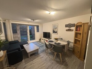 Dining - Quiet Ground-Floor Apartment | Heathrow, Windsor & London at Your Doorstep (Slough)