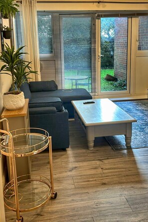 Interior - Quiet Ground-Floor Apartment | Heathrow, Windsor & London at Your Doorstep (Slough)