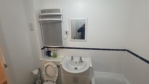 Shower, hair dryer, towels, soap - Quiet Ground-Floor Apartment | Heathrow, Windsor & London at Your Doorstep (Slough)