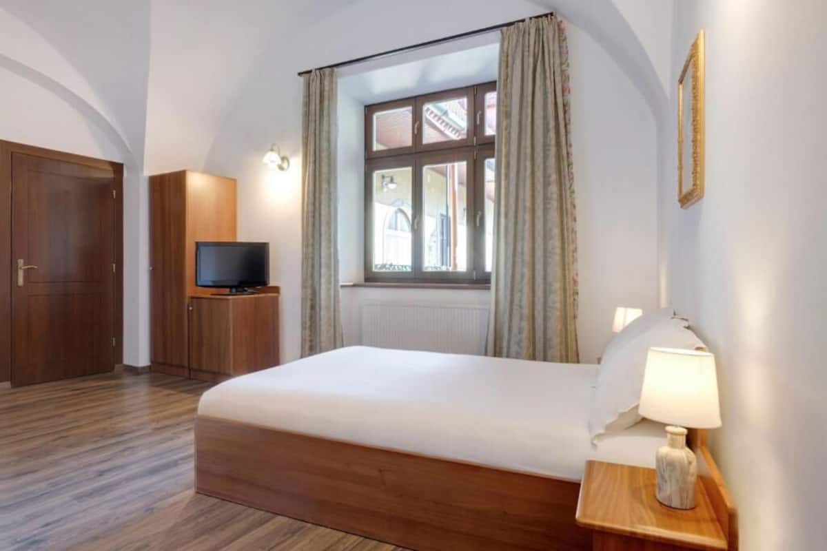 Camera doppia | Una scrivania, postazione laptop, ferro/asse da stiro, Wi-Fi gratuito