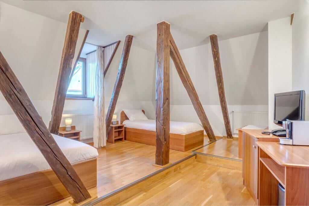 Zweibettzimmer | Schreibtisch, laptopgeeigneter Arbeitsplatz, Bügeleisen/Bügelbrett