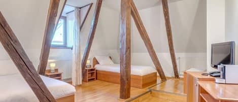 Chambre avec lits jumeaux | Bureau, espace de travail pour ordinateur portable