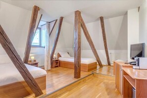 Zweibettzimmer | Schreibtisch, laptopgeeigneter Arbeitsplatz, Bügeleisen/Bügelbrett
