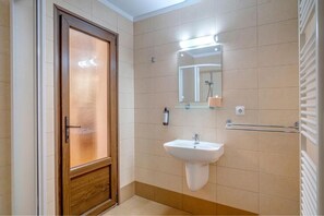 Buồng tắm vòi sen, đồ dùng nhà tắm miễn phí, máy sấy tóc, khăn tắm 