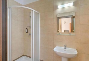 Ducha, artículos de tocador gratuitos, secador de pelo, toallas