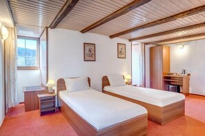 Bàn, khu vực làm việc phù hợp cho laptop, bàn ủi/dụng cụ ủi quần áo 