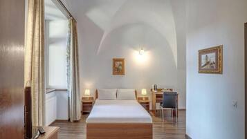 Double Room | Desk, laptop workspace, iron/ironing board, free WiFi