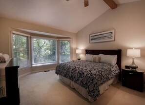 5 bedrooms, iron/ironing board, Internet, bed sheets - Game Room~Grill~Screen Porch~Fireplace~Top of Mountain~Walk to Most Amenities (McGaheysville)