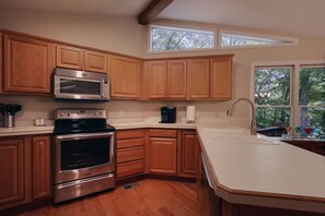 Private kitchen - Game Room~Grill~Screen Porch~Fireplace~Top of Mountain~Walk to Most Amenities (McGaheysville)