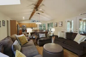 Living area - Game Room~Grill~Screen Porch~Fireplace~Top of Mountain~Walk to Most Amenities (McGaheysville)