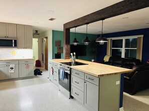 Microondas, horno, placa de cocina y lavavajillas