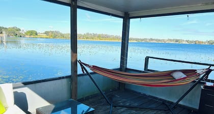 Beautiful Lakefront house w/private dock, powered boathouse, Hottub and Gameroom