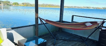 Beautiful Lakefront house w/private dock, powered boathouse, Hottub and Gameroom