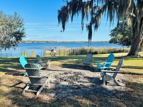 Beautiful Lakefront house w/private dock, powered boathouse, Hottub and Gameroom