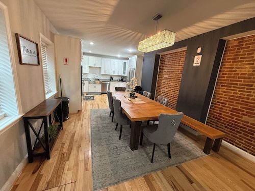 Spacious 7-bedroom townhome in awesome Baltimore with AC