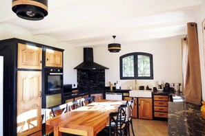 Private kitchen - Mas at the gateway to the Camargue heated swimming pool and tennis court 15 minutes from Nîmes and Arles (Saint-Gilles)