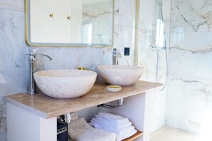 Shower, hair dryer, towels, soap - Mas at the gateway to the Camargue heated swimming pool and tennis court 15 minutes from Nîmes and Arles (Saint-Gilles)
