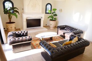 Living area - Mas at the gateway to the Camargue heated swimming pool and tennis court 15 minutes from Nîmes and Arles (Saint-Gilles)