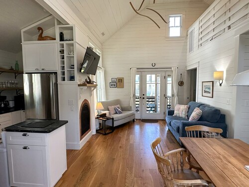 CR61: Cedar Tree Cottage: Historic Charm | Wheelchair Ramp