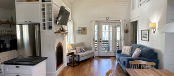 CR61: Cedar Tree Cottage: Historic Charm | Wheelchair Ramp