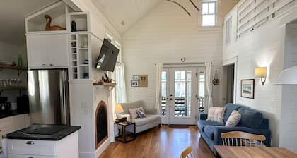 CR61: Cedar Tree Cottage: Historic Charm | Wheelchair Ramp