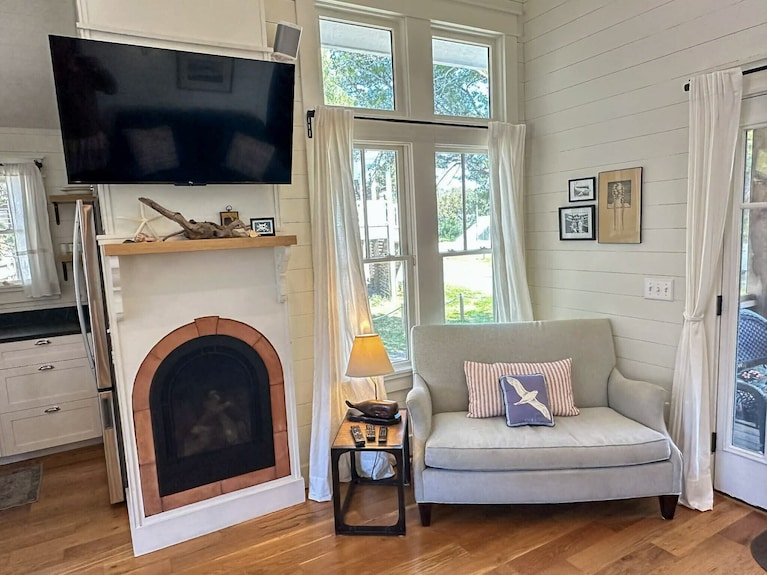 Cr61: Cedar Tree Cottage: Historic Charm | Wheelchair Ramp - Ocracoke, NC