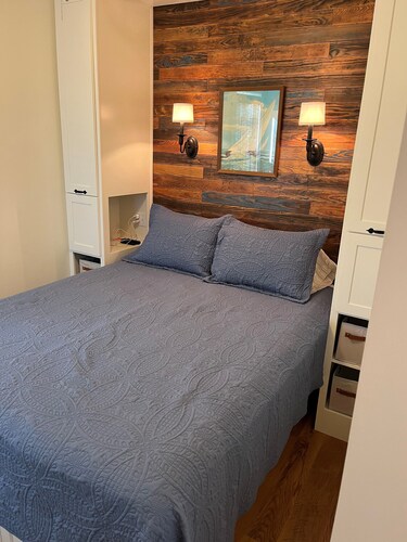 CR61: Cedar Tree Cottage: Historic Charm | Wheelchair Ramp