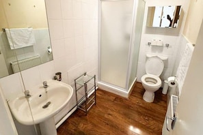 Shower, hair dryer - Spacious and Bright Flat in Stockwell (London)