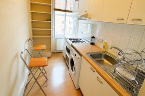 Fridge, microwave, oven, toaster - Spacious and Bright Flat in Stockwell (London)