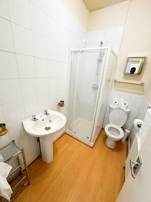 Shower, hair dryer - Spacious and Bright Flat in Stockwell (London)
