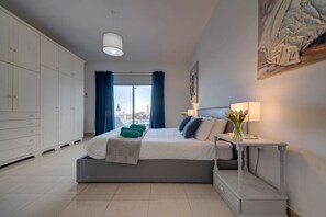 Escritorio, tabla de planchar con plancha, cuna de viaje y wifi 