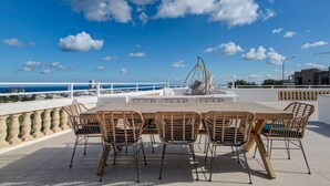 Outdoor dining - Villa Amora / Super Villa with Skyline City Views (Swieqi)