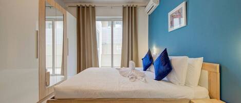 Escritorio, tabla de planchar con plancha y wifi