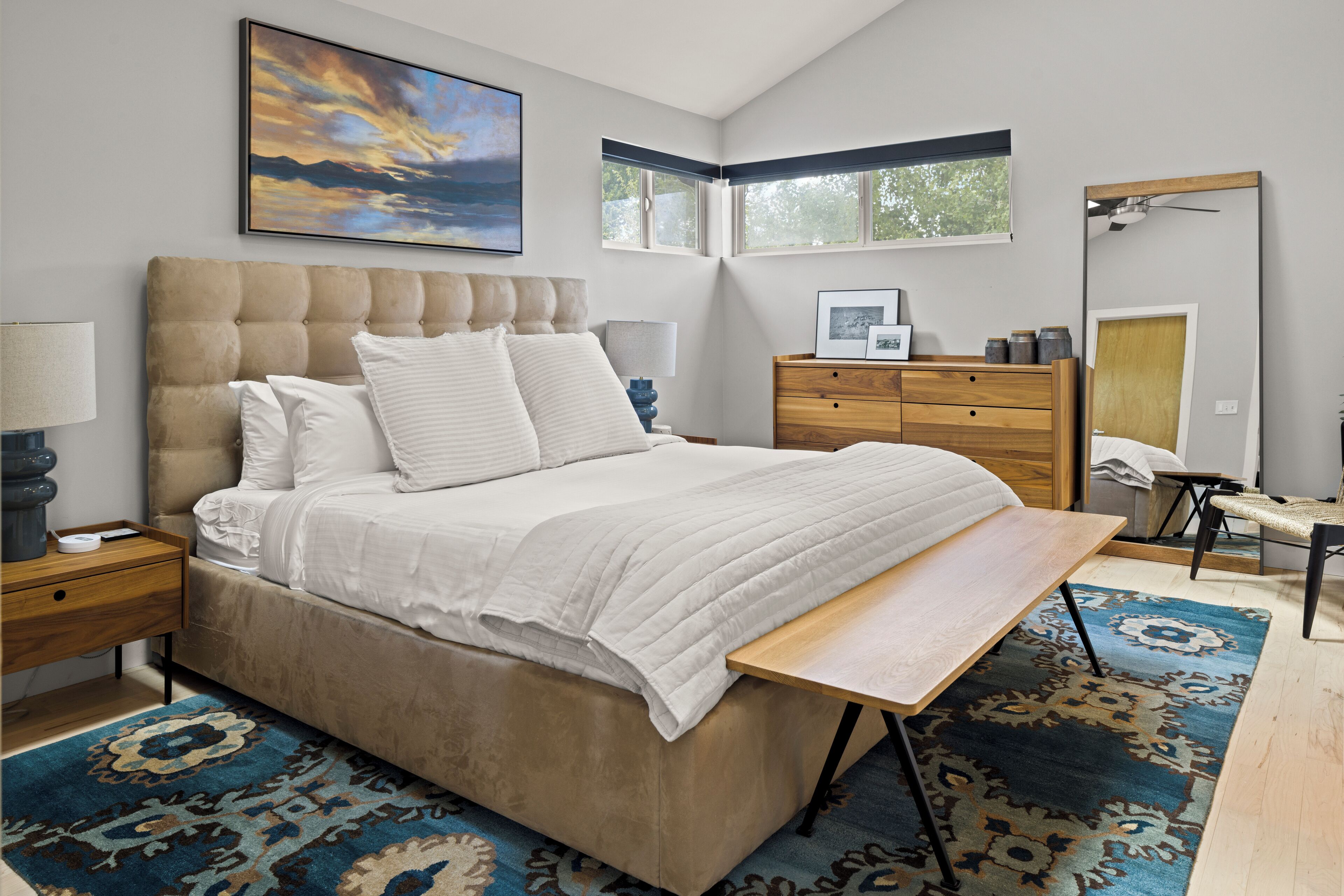 Escritorio, tabla de planchar con plancha, cuna de viaje y wifi gratis 