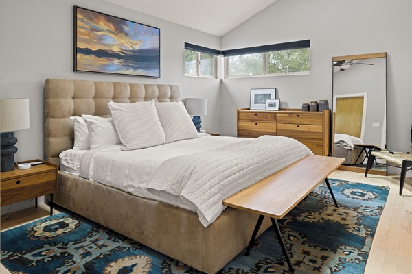 3 quartos, escrivaninha, ferros/tábuas de passar roupa, berço de viagem