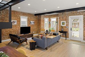 Lobby - Highlands Square Modern 3BR – Yard, Grill & Garage (Denver)