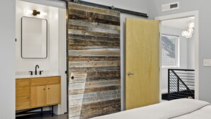 3 slaapkamers, een bureau, een strijkplank/strijkijzer, reisbedje