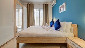 Desk, iron/ironing board, WiFi - Ortigia Collection / Suite No.2 / Terrace (Swieqi)