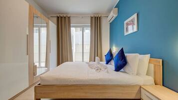 Desk, iron/ironing board, WiFi