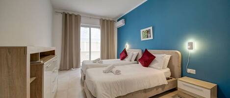 Escritorio, tabla de planchar con plancha y wifi